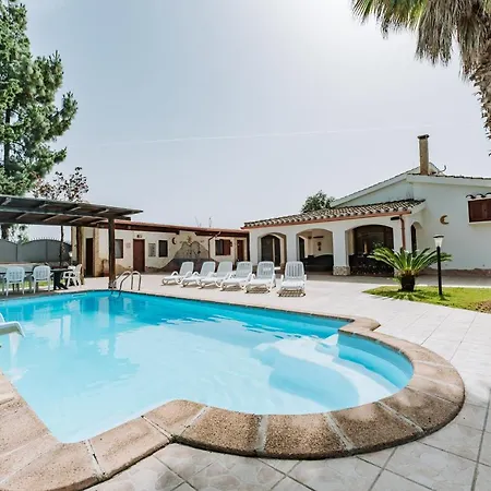Hollywood Con Piscina בית נופש Quartu SantʼElena